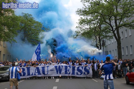 Hertha-Fans planen vor dem RB Leipzig-Heimspiel einen Fanmarsch.<br />Bild: Hertha-Inside.de”><figcaption>Hertha-Fans planen vor dem RB Leipzig-Heimspiel einen Fanmarsch.<br />Bild: Hertha-Inside.de</figcaption></figure>
                </div>
                
                <!-- YouTube (Meta-Feld) -->
                
            </div>
        </article>

                <script>
        (function() {
            var root = document.querySelector('.ff-single-news-gallery');
            if (!root) return;
            var slides = root.querySelectorAll('.ff-single-news-gallery-slide');
            var dots = root.querySelectorAll('.ff-single-news-gallery-dot');
            var prev = root.querySelector('.ff-single-news-gallery-prev');
            var next = root.querySelector('.ff-single-news-gallery-next');
            var n = slides.length;
            if (n < 2) return;
            var i = 0;
            function closeAllImgInfo() {
                root.querySelectorAll('.ff-fv-img-info-host.is-info-open').forEach(function(host) {
                    host.classList.remove('is-info-open');
                    var b = host.querySelector('.ff-fv-img-info-btn');
                    var p = host.querySelector('.ff-fv-img-info-panel');
                    if (b) b.setAttribute('aria-expanded', 'false');
                    if (p) p.setAttribute('aria-hidden', 'true');
                });
            }
            function show(idx) {
                closeAllImgInfo();
                i = ((idx % n) + n) % n;
                for (var s = 0; s < n; s++) {
                    if (s === i) slides[s].removeAttribute('hidden'); else slides[s].setAttribute('hidden', '');
                }
                for (var s = 0; s < dots.length; s++) {
                    dots[s].classList.toggle('is-active', s === i);
                    dots[s].setAttribute('aria-selected', s === i ? 'true' : 'false');
                }
            }
            if (prev) prev.addEventListener('click', function() { show(i - 1); });
            if (next) next.addEventListener('click', function() { show(i + 1); });
            for (var d = 0; d < dots.length; d++) {
                (function(di) { dots[di].addEventListener('click', function() { show(di); }); })(d);
            }
        })();
        </script>
        
        <!-- Kommentare -->
                <section class=
