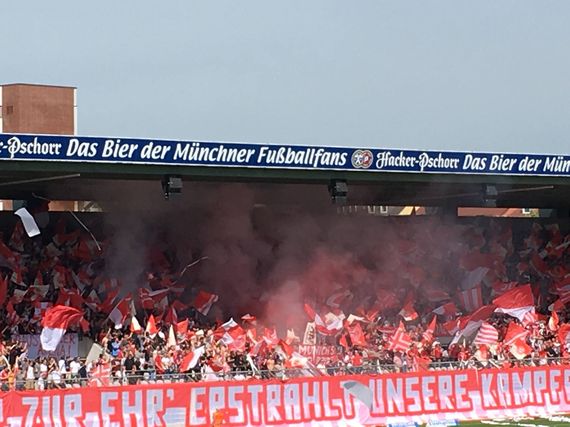 Das Intro der FC Bayern-Fans in der Stehhalle.<br />Bild: Die Groundhunters”><figcaption>Das Intro der FC Bayern-Fans in der Stehhalle.<br />Bild: Die Groundhunters</figcaption></figure>
<figure><img decoding=