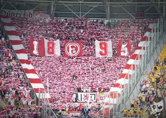 Choreografie im Gästeblock. Bild: jokersradeberg.de