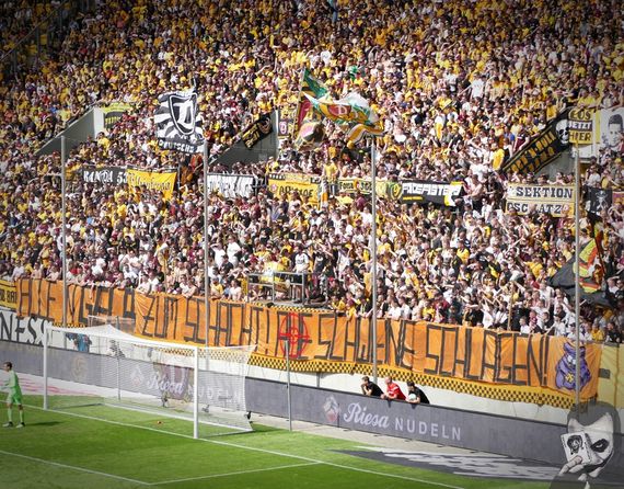 Spruchband zur Kleiderordnung für das Auswärtsspiel in Aue. Bild: jokersradeberg.de