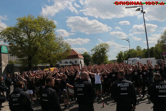 Ankunft der Augsburger Fanszene am Olympiastadion.<br />Bild: original1907.de”><figcaption>Ankunft der Augsburger Fanszene am Olympiastadion.<br />Bild: original1907.de</figcaption></figure>
<figure><img decoding=
