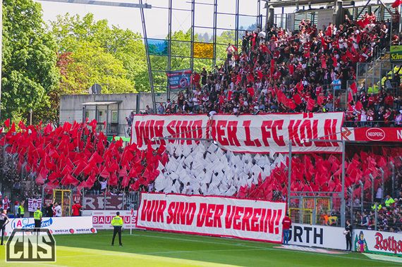 Choreografie der Coloniacs am Samstag in Freiburg. Die Kölner Ultras unterstützten die eigene Mannschaft in der gesamten Saison trotz sportlicher Talfahrt.<br />Bild: Coloniacs.com”><figcaption>Choreografie der Coloniacs am Samstag in Freiburg. Die Kölner Ultras unterstützten die eigene Mannschaft in der gesamten Saison trotz sportlicher Talfahrt.<br />Bild: Coloniacs.com</figcaption></figure>
<figure><img decoding=
