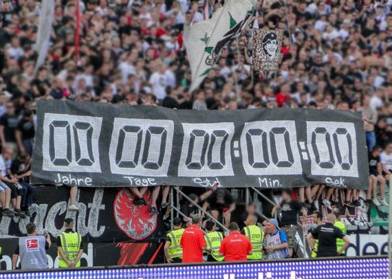 In der Nordwestkurve wurde die Bundesliga-Uhr des HSV symbolisch auf Null gesetzt. Doch dafür ist es eigentlich noch zu früh.<br />Bild: Eintracht-Online.net”><figcaption>In der Nordwestkurve wurde die Bundesliga-Uhr des HSV symbolisch auf Null gesetzt. Doch dafür ist es eigentlich noch zu früh.<br />Bild: Eintracht-Online.net</figcaption></figure>
<figure><img decoding=