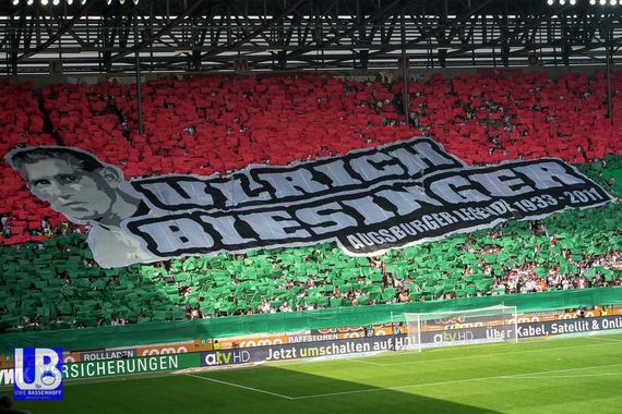 Die Choreografie der FC Augsburg-Fans.<br />Bild: Sportfotografie UBfoto”><figcaption>Die Choreografie der FC Augsburg-Fans.<br />Bild: Sportfotografie UBfoto</figcaption></figure>
<figure><img decoding=