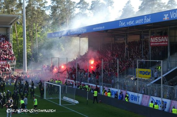Der Gästeblock nach Abpfiff.<br />Bild: carpediemsandhausen.de”><figcaption>Der Gästeblock nach Abpfiff.<br />Bild: carpediemsandhausen.de</figcaption></figure>
<figure><img decoding=