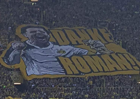 Blockfahne für Roman Weidenfeller auf der Südtribüne.<br />Bild: Anika”><figcaption>Blockfahne für Roman Weidenfeller auf der Südtribüne.<br />Bild: Anika</figcaption></figure>
                </div>
                
                <!-- YouTube (Meta-Feld) -->
                
            </div>
        </article>

                <script>
        (function() {
            var root = document.querySelector('.ff-single-news-gallery');
            if (!root) return;
            var slides = root.querySelectorAll('.ff-single-news-gallery-slide');
            var dots = root.querySelectorAll('.ff-single-news-gallery-dot');
            var prev = root.querySelector('.ff-single-news-gallery-prev');
            var next = root.querySelector('.ff-single-news-gallery-next');
            var n = slides.length;
            if (n < 2) return;
            var i = 0;
            function closeAllImgInfo() {
                root.querySelectorAll('.ff-fv-img-info-host.is-info-open').forEach(function(host) {
                    host.classList.remove('is-info-open');
                    var b = host.querySelector('.ff-fv-img-info-btn');
                    var p = host.querySelector('.ff-fv-img-info-panel');
                    if (b) b.setAttribute('aria-expanded', 'false');
                    if (p) p.setAttribute('aria-hidden', 'true');
                });
            }
            function show(idx) {
                closeAllImgInfo();
                i = ((idx % n) + n) % n;
                for (var s = 0; s < n; s++) {
                    if (s === i) slides[s].removeAttribute('hidden'); else slides[s].setAttribute('hidden', '');
                }
                for (var s = 0; s < dots.length; s++) {
                    dots[s].classList.toggle('is-active', s === i);
                    dots[s].setAttribute('aria-selected', s === i ? 'true' : 'false');
                }
            }
            if (prev) prev.addEventListener('click', function() { show(i - 1); });
            if (next) next.addEventListener('click', function() { show(i + 1); });
            for (var d = 0; d < dots.length; d++) {
                (function(di) { dots[di].addEventListener('click', function() { show(di); }); })(d);
            }
        })();
        </script>
        
        <!-- Kommentare -->
                <section class=