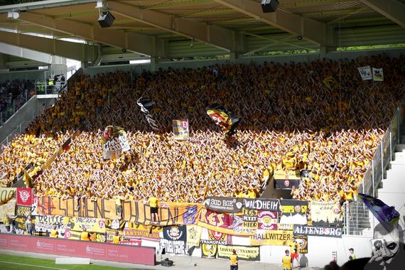 Dynamo-Fans gestern in Aue.<br />Bild: jokersradeberg.de”><figcaption>Dynamo-Fans gestern in Aue.<br />Bild: jokersradeberg.de</figcaption></figure>
                </div>
                
                <!-- YouTube (Meta-Feld) -->
                
            </div>
        </article>

                <script>
        (function() {
            var root = document.querySelector('.ff-single-news-gallery');
            if (!root) return;
            var slides = root.querySelectorAll('.ff-single-news-gallery-slide');
            var dots = root.querySelectorAll('.ff-single-news-gallery-dot');
            var prev = root.querySelector('.ff-single-news-gallery-prev');
            var next = root.querySelector('.ff-single-news-gallery-next');
            var n = slides.length;
            if (n < 2) return;
            var i = 0;
            function closeAllImgInfo() {
                root.querySelectorAll('.ff-fv-img-info-host.is-info-open').forEach(function(host) {
                    host.classList.remove('is-info-open');
                    var b = host.querySelector('.ff-fv-img-info-btn');
                    var p = host.querySelector('.ff-fv-img-info-panel');
                    if (b) b.setAttribute('aria-expanded', 'false');
                    if (p) p.setAttribute('aria-hidden', 'true');
                });
            }
            function show(idx) {
                closeAllImgInfo();
                i = ((idx % n) + n) % n;
                for (var s = 0; s < n; s++) {
                    if (s === i) slides[s].removeAttribute('hidden'); else slides[s].setAttribute('hidden', '');
                }
                for (var s = 0; s < dots.length; s++) {
                    dots[s].classList.toggle('is-active', s === i);
                    dots[s].setAttribute('aria-selected', s === i ? 'true' : 'false');
                }
            }
            if (prev) prev.addEventListener('click', function() { show(i - 1); });
            if (next) next.addEventListener('click', function() { show(i + 1); });
            for (var d = 0; d < dots.length; d++) {
                (function(di) { dots[di].addEventListener('click', function() { show(di); }); })(d);
            }
        })();
        </script>
        
        <!-- Kommentare -->
                <section class=