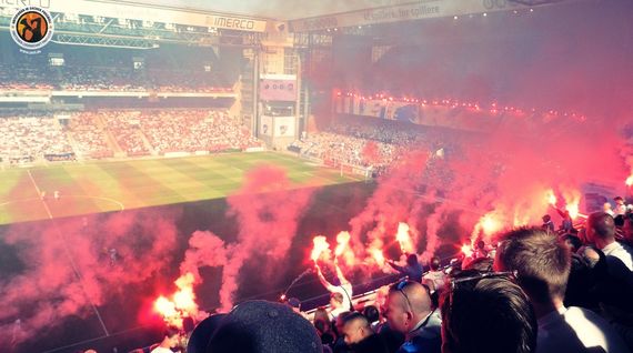 Pyroaktion der Heimfans.<br />Bild: Unterwegs in Sachen Fussball – www.uisf.de“><figcaption>Pyroaktion der Heimfans.<br />Bild: Unterwegs in Sachen Fussball – www.uisf.de</figcaption></figure>
<figure><img decoding=