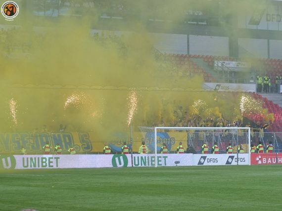 Pyroaktion der Gästefans.<br />    <button type=