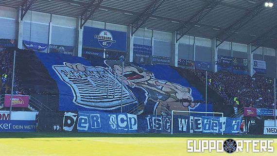 Die Choreografie der SC Paderborn-Fans.<br />Bild: supporters-paderborn.de”><figcaption>Die Choreografie der SC Paderborn-Fans.<br />Bild: supporters-paderborn.de</figcaption></figure>
<figure><img decoding=