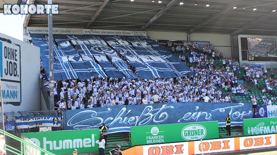 Die Choreografie zu Beginn der 1. Halbzeit.<br />Bild: stimmungsblock.blogspot.de”><figcaption>Die Choreografie zu Beginn der 1. Halbzeit.<br />Bild: stimmungsblock.blogspot.de</figcaption></figure>
<figure><img decoding=