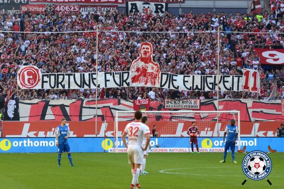 Anders als in Dresden stürmten Fortuna-Fans nach dem Heimspiel den Rasen.<br />Bild: Calcio-Culinaria.de”><figcaption>Anders als in Dresden stürmten Fortuna-Fans nach dem Heimspiel den Rasen.<br />Bild: Calcio-Culinaria.de</figcaption></figure>
<figure><img decoding=