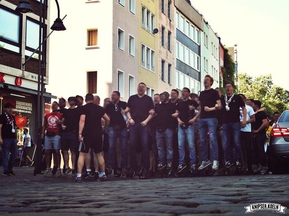 Der Marsch der Fortuna-Fans.<br />Bild: knipser.koeln”><figcaption>Der Marsch der Fortuna-Fans.<br />Bild: knipser.koeln</figcaption></figure>
<figure><img decoding=