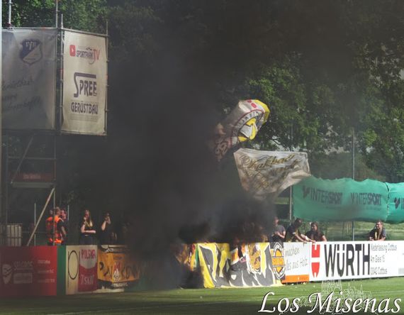 Die Pyroaktion der VFC Plauen-Fans.<br />Bild: losmisenas.blogspot.de”><figcaption>Die Pyroaktion der VFC Plauen-Fans.<br />Bild: losmisenas.blogspot.de</figcaption></figure>
<figure><img decoding=