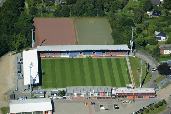 Laut DFL-Entscheidung darf im Holstein-Stadion kein Erstligafußball gespielt werden.<br />Bild: Euroluftbild.de”><figcaption>Laut DFL-Entscheidung darf im Holstein-Stadion kein Erstligafußball gespielt werden.<br />Bild: Euroluftbild.de</figcaption></figure>
                </div>
                
                <!-- YouTube (Meta-Feld) -->
                
            </div>
        </article>

                <script>
        (function() {
            var root = document.querySelector('.ff-single-news-gallery');
            if (!root) return;
            var slides = root.querySelectorAll('.ff-single-news-gallery-slide');
            var dots = root.querySelectorAll('.ff-single-news-gallery-dot');
            var prev = root.querySelector('.ff-single-news-gallery-prev');
            var next = root.querySelector('.ff-single-news-gallery-next');
            var n = slides.length;
            if (n < 2) return;
            var i = 0;
            function closeAllImgInfo() {
                root.querySelectorAll('.ff-fv-img-info-host.is-info-open').forEach(function(host) {
                    host.classList.remove('is-info-open');
                    var b = host.querySelector('.ff-fv-img-info-btn');
                    var p = host.querySelector('.ff-fv-img-info-panel');
                    if (b) b.setAttribute('aria-expanded', 'false');
                    if (p) p.setAttribute('aria-hidden', 'true');
                });
            }
            function show(idx) {
                closeAllImgInfo();
                i = ((idx % n) + n) % n;
                for (var s = 0; s < n; s++) {
                    if (s === i) slides[s].removeAttribute('hidden'); else slides[s].setAttribute('hidden', '');
                }
                for (var s = 0; s < dots.length; s++) {
                    dots[s].classList.toggle('is-active', s === i);
                    dots[s].setAttribute('aria-selected', s === i ? 'true' : 'false');
                }
            }
            if (prev) prev.addEventListener('click', function() { show(i - 1); });
            if (next) next.addEventListener('click', function() { show(i + 1); });
            for (var d = 0; d < dots.length; d++) {
                (function(di) { dots[di].addEventListener('click', function() { show(di); }); })(d);
            }
        })();
        </script>
        
        <!-- Kommentare -->
                <section class=