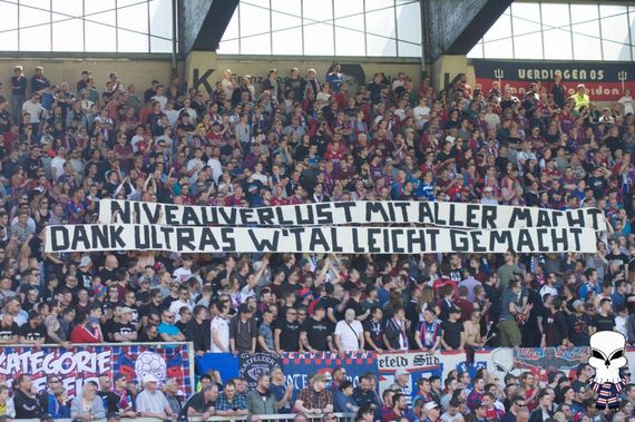 Spruchband der Ultras Krefeld in Richtung der Ultras Wuppertal.<br />Bild: ultras-krefeld.net”><figcaption>Spruchband der Ultras Krefeld in Richtung der Ultras Wuppertal.<br />Bild: ultras-krefeld.net</figcaption></figure>
<figure><img decoding=