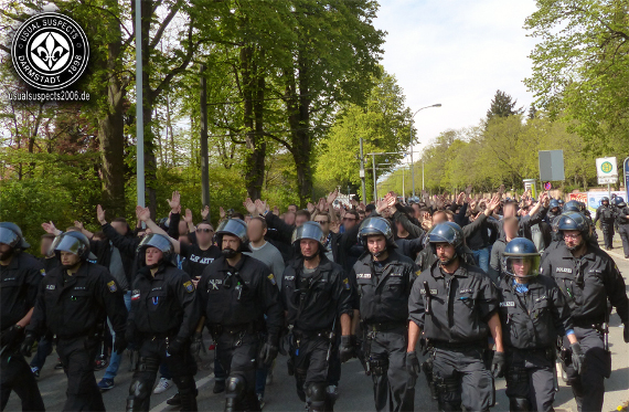 Die Darmstadt 98-Fans marschieren vor dem Spiel vom Marktplatz zum Böllenfalltor.<br />Bild: usualsuspects2006.de”><figcaption>Die Darmstadt 98-Fans marschieren vor dem Spiel vom Marktplatz zum Böllenfalltor.<br />Bild: usualsuspects2006.de</figcaption></figure>
<figure><img decoding=