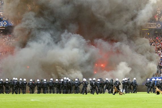 Wegen dieser Pyroaktion wurde das Heimspiel des HSV heute unterbrochen.<br />Bild: Dirk Päffgen”><figcaption>Wegen dieser Pyroaktion wurde das Heimspiel des HSV heute unterbrochen.<br />Bild: Dirk Päffgen</figcaption></figure>
<figure><img decoding=