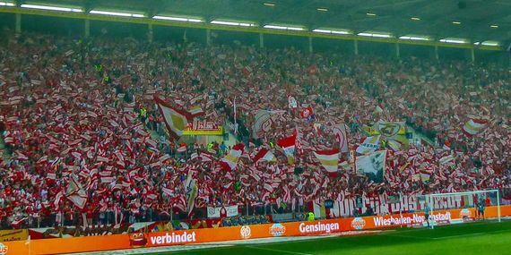 Das Fahnenmeer der Gästefans.Mainz 05-Fans. Bild: Meenzer-on-Tour.de