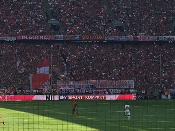 Spruchband gegen blaue Teile im neuen FC Bayern-Trikot.<br />Bild: privat”><figcaption>Spruchband gegen blaue Teile im neuen FC Bayern-Trikot.<br />Bild: privat</figcaption></figure>
<figure><img decoding=