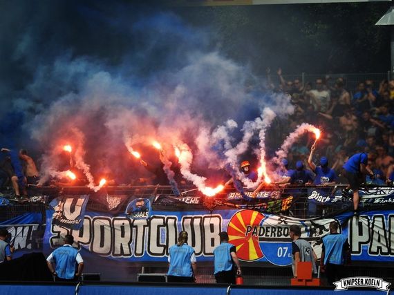 Pyroaktion der SC Paderborn-Fans in Köln.<br />Bild: knipser.koeln”><figcaption>Pyroaktion der SC Paderborn-Fans in Köln.<br />Bild: knipser.koeln</figcaption></figure>
<figure><img decoding=