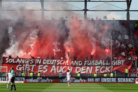 Pyroaktion im Gästeblock.<br />Bild: www.der-betze-brennt.de”><figcaption>Pyroaktion im Gästeblock.<br />Bild: www.der-betze-brennt.de</figcaption></figure>
<figure><img decoding=