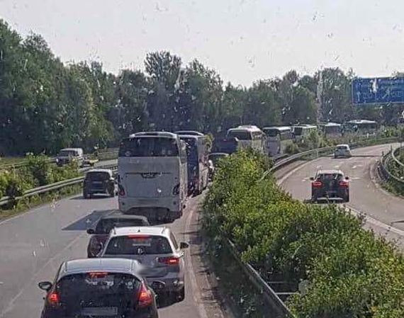 Die Kölner Busse auf dem Weg nach Wolfsburg.<br />Bild: privat”><figcaption>Die Kölner Busse auf dem Weg nach Wolfsburg.<br />Bild: privat</figcaption></figure>
<figure><img decoding=