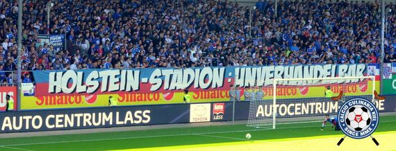 Klare Botschaft der KSV-Fans.<br />Bild: Calcio-Culinaria.de”><figcaption>Klare Botschaft der KSV-Fans.<br />Bild: Calcio-Culinaria.de</figcaption></figure>
<figure><img decoding=