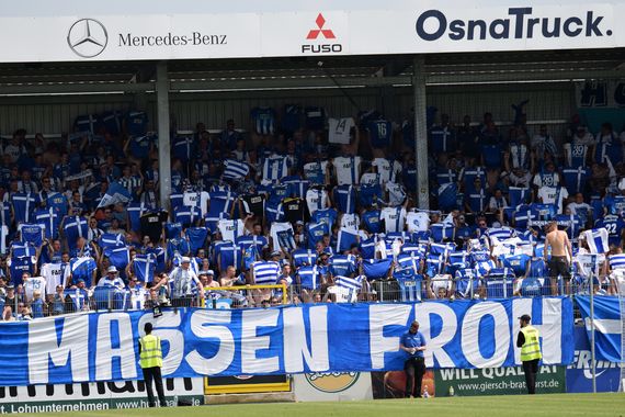 Etwa 5.000 FCM-Fans waren in Lotte in der Mehrheit.<br />Bild: Nico-Andreas Paetzel”><figcaption>Etwa 5.000 FCM-Fans waren in Lotte in der Mehrheit.<br />Bild: Nico-Andreas Paetzel</figcaption></figure>
<figure><img decoding=