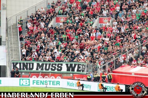 Hannover 96-Fans am vergangenen Samstag in Leverkusen.<br />Bild: Haberlands-Erben.de”><figcaption>Hannover 96-Fans am vergangenen Samstag in Leverkusen.<br />Bild: Haberlands-Erben.de</figcaption></figure>
                </div>
                
                <!-- YouTube (Meta-Feld) -->
                
            </div>
        </article>

                <script>
        (function() {
            var root = document.querySelector('.ff-single-news-gallery');
            if (!root) return;
            var slides = root.querySelectorAll('.ff-single-news-gallery-slide');
            var dots = root.querySelectorAll('.ff-single-news-gallery-dot');
            var prev = root.querySelector('.ff-single-news-gallery-prev');
            var next = root.querySelector('.ff-single-news-gallery-next');
            var n = slides.length;
            if (n < 2) return;
            var i = 0;
            function closeAllImgInfo() {
                root.querySelectorAll('.ff-fv-img-info-host.is-info-open').forEach(function(host) {
                    host.classList.remove('is-info-open');
                    var b = host.querySelector('.ff-fv-img-info-btn');
                    var p = host.querySelector('.ff-fv-img-info-panel');
                    if (b) b.setAttribute('aria-expanded', 'false');
                    if (p) p.setAttribute('aria-hidden', 'true');
                });
            }
            function show(idx) {
                closeAllImgInfo();
                i = ((idx % n) + n) % n;
                for (var s = 0; s < n; s++) {
                    if (s === i) slides[s].removeAttribute('hidden'); else slides[s].setAttribute('hidden', '');
                }
                for (var s = 0; s < dots.length; s++) {
                    dots[s].classList.toggle('is-active', s === i);
                    dots[s].setAttribute('aria-selected', s === i ? 'true' : 'false');
                }
            }
            if (prev) prev.addEventListener('click', function() { show(i - 1); });
            if (next) next.addEventListener('click', function() { show(i + 1); });
            for (var d = 0; d < dots.length; d++) {
                (function(di) { dots[di].addEventListener('click', function() { show(di); }); })(d);
            }
        })();
        </script>
        
        <!-- Kommentare -->
                <section class=