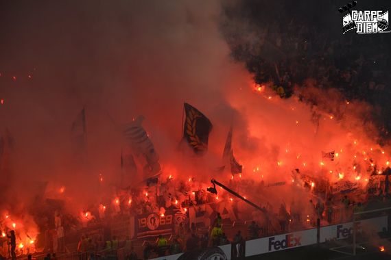 Die Pyroaktion der Marseille-Fans.<br />Bild: Carpe Diem – Blicke über den Tellerrand“><figcaption>Die Pyroaktion der Marseille-Fans.<br />Bild: Carpe Diem – Blicke über den Tellerrand</figcaption></figure>
<figure><img decoding=