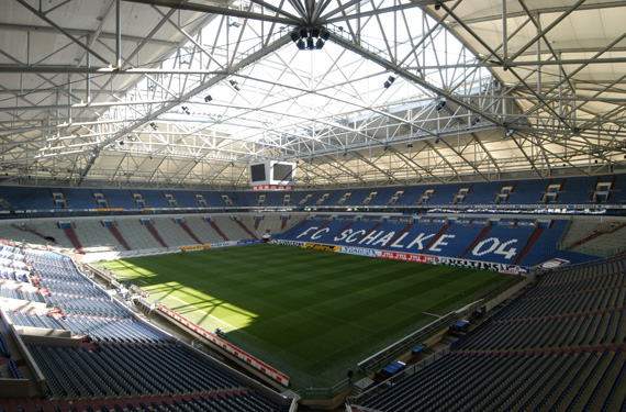Die Arena auf Schalke schneidet in Puncto Veganer-Freundlichkeit am besten ab.<br />Bild: Stadionwelt”><figcaption>Die Arena auf Schalke schneidet in Puncto Veganer-Freundlichkeit am besten ab.<br />Bild: Stadionwelt</figcaption></figure>
                </div>
                
                <!-- YouTube (Meta-Feld) -->
                
            </div>
        </article>

                <script>
        (function() {
            var root = document.querySelector('.ff-single-news-gallery');
            if (!root) return;
            var slides = root.querySelectorAll('.ff-single-news-gallery-slide');
            var dots = root.querySelectorAll('.ff-single-news-gallery-dot');
            var prev = root.querySelector('.ff-single-news-gallery-prev');
            var next = root.querySelector('.ff-single-news-gallery-next');
            var n = slides.length;
            if (n < 2) return;
            var i = 0;
            function closeAllImgInfo() {
                root.querySelectorAll('.ff-fv-img-info-host.is-info-open').forEach(function(host) {
                    host.classList.remove('is-info-open');
                    var b = host.querySelector('.ff-fv-img-info-btn');
                    var p = host.querySelector('.ff-fv-img-info-panel');
                    if (b) b.setAttribute('aria-expanded', 'false');
                    if (p) p.setAttribute('aria-hidden', 'true');
                });
            }
            function show(idx) {
                closeAllImgInfo();
                i = ((idx % n) + n) % n;
                for (var s = 0; s < n; s++) {
                    if (s === i) slides[s].removeAttribute('hidden'); else slides[s].setAttribute('hidden', '');
                }
                for (var s = 0; s < dots.length; s++) {
                    dots[s].classList.toggle('is-active', s === i);
                    dots[s].setAttribute('aria-selected', s === i ? 'true' : 'false');
                }
            }
            if (prev) prev.addEventListener('click', function() { show(i - 1); });
            if (next) next.addEventListener('click', function() { show(i + 1); });
            for (var d = 0; d < dots.length; d++) {
                (function(di) { dots[di].addEventListener('click', function() { show(di); }); })(d);
            }
        })();
        </script>
        
        <!-- Kommentare -->
                <section class=