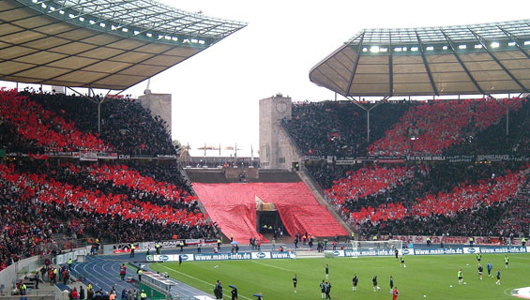 Eintracht Frankfurt-Fans im Jahr 2006.<br />Bild: Matthias Fockmann”><figcaption>Eintracht Frankfurt-Fans im Jahr 2006.<br />Bild: Matthias Fockmann</figcaption></figure>
<figure><img decoding=
