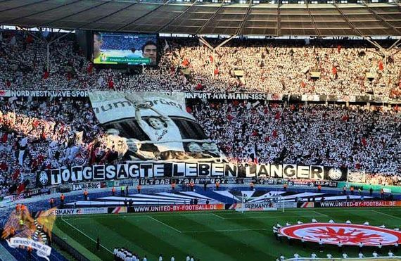 Die Choreografie der Ultras Frankfurt.<br />Bild: Eintracht-Online.net”><figcaption>Die Choreografie der Ultras Frankfurt.<br />Bild: Eintracht-Online.net</figcaption></figure>
<figure><img decoding=