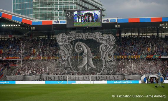 Die Choreografie in der Muttenzerkurve.<br />Bild: Faszination Stadion“><figcaption>Die Choreografie in der Muttenzerkurve.<br />Bild: Faszination Stadion</figcaption></figure>
<figure><img decoding=