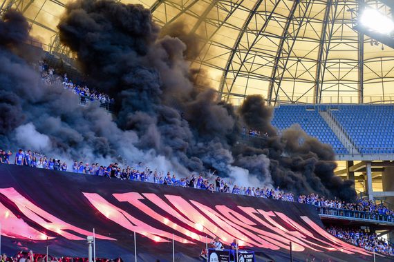 Pyro-Intro der Lech-Fans.<br />Bild: legionisci.com“><figcaption>Pyro-Intro der Lech-Fans.<br />Bild: legionisci.com</figcaption></figure>
<figure><img decoding=