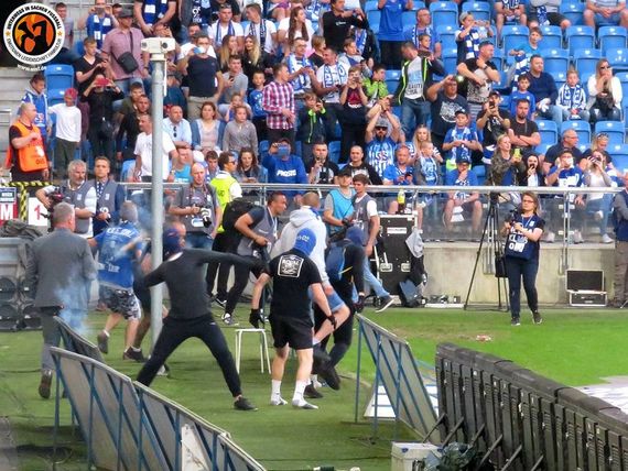 Die Auseinandersetzungen zwischen Lech-Fans und der Polizei dauerten etwa eine halbe Stunde. Bild: Unterwegs in Sachen Fussball - www.uisf.de