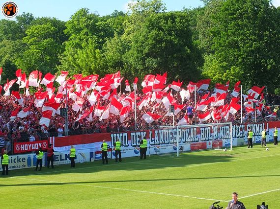 Das Intro der 1.600 mitgereisten Energie Cottbus-Fans.<br />Bild: Unterwegs in Sachen Fussball – www.uisf.de”><figcaption>Das Intro der 1.600 mitgereisten Energie Cottbus-Fans.<br />Bild: Unterwegs in Sachen Fussball – www.uisf.de</figcaption></figure>
<figure><img decoding=