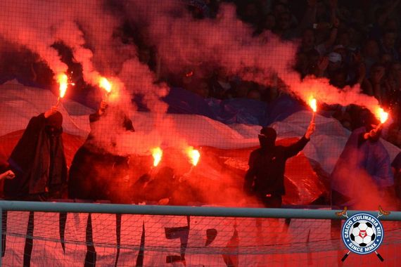 Die Pyroshow der Holstein Kiel-Fans.<br />Bild: Calcio-Culinaria.de”><figcaption>Die Pyroshow der Holstein Kiel-Fans.<br />Bild: Calcio-Culinaria.de</figcaption></figure>
<figure><img decoding=