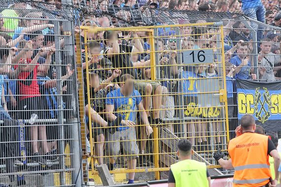 Im Block der Saarbrücker Fans ging ein Tor zum Innenraum. <br />Bild: Wentzler und Mohr / Regionalliga Südwest exklusiv”><figcaption>Im Block der Saarbrücker Fans ging ein Tor zum Innenraum. <br />Bild: Wentzler und Mohr / Regionalliga Südwest exklusiv</figcaption></figure>
<figure><img decoding=