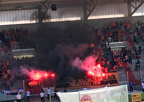 Die Pyroshow der Wismut Gera-Fans.<br />Bild: privat”><figcaption>Die Pyroshow der Wismut Gera-Fans.<br />Bild: privat</figcaption></figure>
<figure><img decoding=
