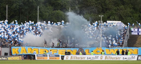 Das Intro der 1860 München-Fans.<br />Bild: Fabian Kleer / Fußball-News Saarland”><figcaption>Das Intro der 1860 München-Fans.<br />Bild: Fabian Kleer / Fußball-News Saarland</figcaption></figure>
<figure><img decoding=