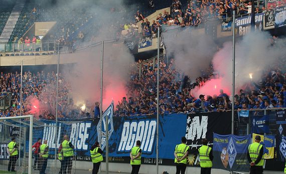 Die Pyroaktion der Gästefans.<br />Bild: Steven Mohr / Regionalliga Südwest exklusiv”><figcaption>Die Pyroaktion der Gästefans.<br />Bild: Steven Mohr / Regionalliga Südwest exklusiv</figcaption></figure>
<figure><img decoding=