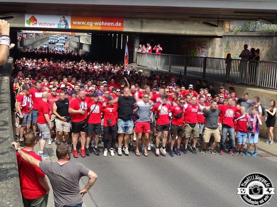 Der Fanmarsch der Energie Cottbus-Fanszene.<br />Bild: timo0711.blogspot.de”><figcaption>Der Fanmarsch der Energie Cottbus-Fanszene.<br />Bild: timo0711.blogspot.de</figcaption></figure>
<figure><img decoding=