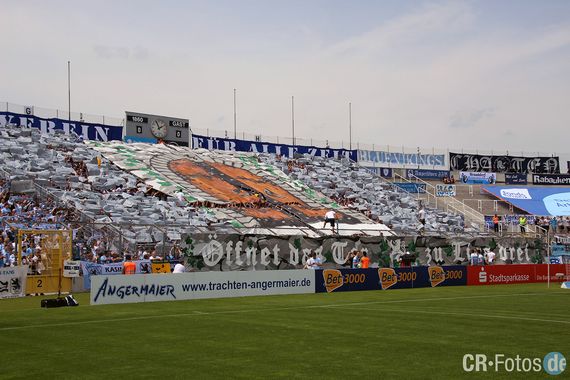 Choreografie der TSV 1860 München-Fans.<br />Bild: Claude Rapp / CR-Fotos.de”><figcaption>Choreografie der TSV 1860 München-Fans.<br />Bild: Claude Rapp / CR-Fotos.de</figcaption></figure>
<figure><img decoding=