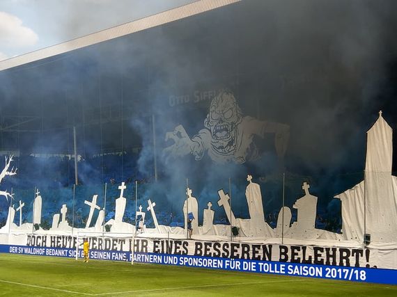 Choreografien müssen in Mannheim in Zukunft angemeldet werden. Blockfahnen sind verboten.<br />Bild: Die Groundhunters”><figcaption>Choreografien müssen in Mannheim in Zukunft angemeldet werden. Blockfahnen sind verboten.<br />Bild: Die Groundhunters</figcaption></figure>
                </div>
                
                <!-- YouTube (Meta-Feld) -->
                
            </div>
        </article>

                <script>
        (function() {
            var root = document.querySelector('.ff-single-news-gallery');
            if (!root) return;
            var slides = root.querySelectorAll('.ff-single-news-gallery-slide');
            var dots = root.querySelectorAll('.ff-single-news-gallery-dot');
            var prev = root.querySelector('.ff-single-news-gallery-prev');
            var next = root.querySelector('.ff-single-news-gallery-next');
            var n = slides.length;
            if (n < 2) return;
            var i = 0;
            function closeAllImgInfo() {
                root.querySelectorAll('.ff-fv-img-info-host.is-info-open').forEach(function(host) {
                    host.classList.remove('is-info-open');
                    var b = host.querySelector('.ff-fv-img-info-btn');
                    var p = host.querySelector('.ff-fv-img-info-panel');
                    if (b) b.setAttribute('aria-expanded', 'false');
                    if (p) p.setAttribute('aria-hidden', 'true');
                });
            }
            function show(idx) {
                closeAllImgInfo();
                i = ((idx % n) + n) % n;
                for (var s = 0; s < n; s++) {
                    if (s === i) slides[s].removeAttribute('hidden'); else slides[s].setAttribute('hidden', '');
                }
                for (var s = 0; s < dots.length; s++) {
                    dots[s].classList.toggle('is-active', s === i);
                    dots[s].setAttribute('aria-selected', s === i ? 'true' : 'false');
                }
            }
            if (prev) prev.addEventListener('click', function() { show(i - 1); });
            if (next) next.addEventListener('click', function() { show(i + 1); });
            for (var d = 0; d < dots.length; d++) {
                (function(di) { dots[di].addEventListener('click', function() { show(di); }); })(d);
            }
        })();
        </script>
        
        <!-- Kommentare -->
                <section class=