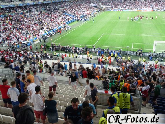 Russischer Hooligans sorgten während der Euro 2016 in Marseille in der Stadt und im Stadion für Ausschreitungen.<br />Bild: Claude Rapp / CR-Fotos.de“><figcaption>Russischer Hooligans sorgten während der Euro 2016 in Marseille in der Stadt und im Stadion für Ausschreitungen.<br />Bild: Claude Rapp / CR-Fotos.de</figcaption></figure>
            </div>

                    </article>

                <section class=