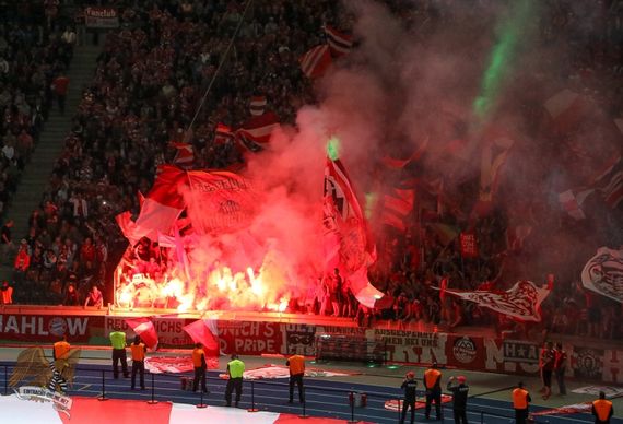 FC Bayern-Fans im Pokalfinale in Berlin.<br />Bild: Eintracht-Online.net”><figcaption>FC Bayern-Fans im Pokalfinale in Berlin.<br />Bild: Eintracht-Online.net</figcaption></figure>
<figure><img decoding=