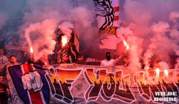 Pyroshow der Kölner Ultras in Berlin.<br />Bild: WH96.de”><figcaption>Pyroshow der Kölner Ultras in Berlin.<br />Bild: WH96.de</figcaption></figure>
<figure><img decoding=