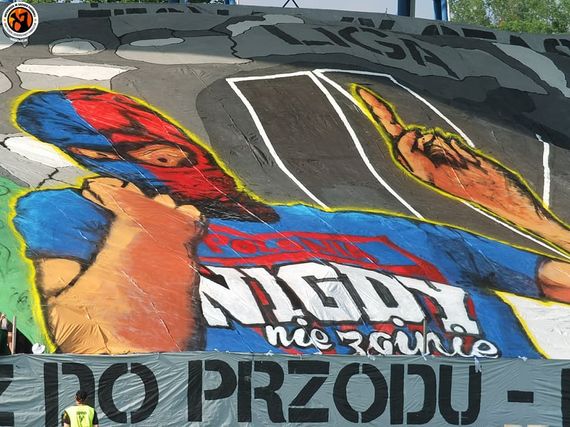 Die Blockfahne der Polonia Bytom-Fans.<br />Bild: Unterwegs in Sachen Fussball – www.uisf.de“><figcaption>Die Blockfahne der Polonia Bytom-Fans.<br />Bild: Unterwegs in Sachen Fussball – www.uisf.de</figcaption></figure>
            </div>

                    </article>

                <section class=